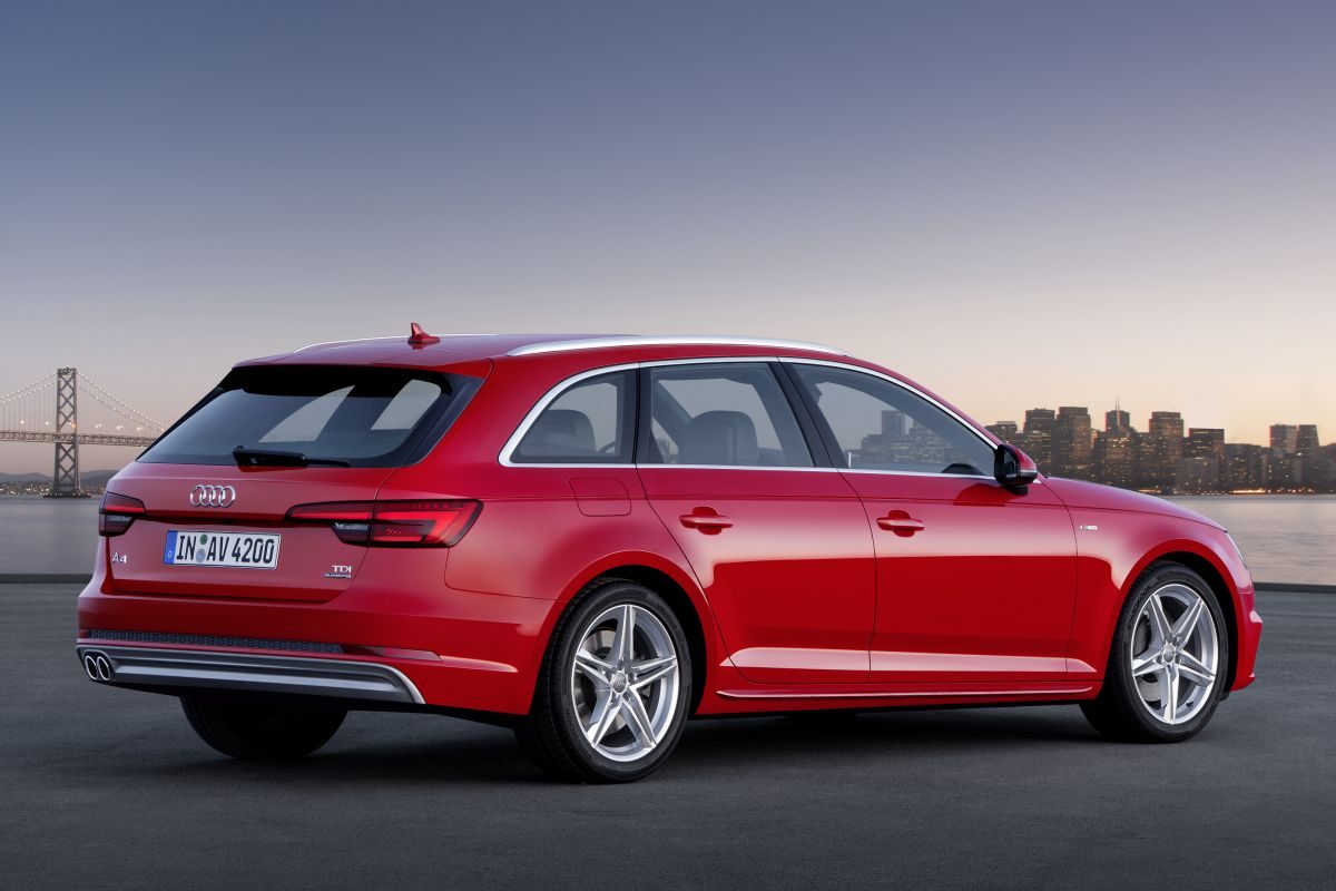 Audi A4 Avant · أحمر — الصورة 3