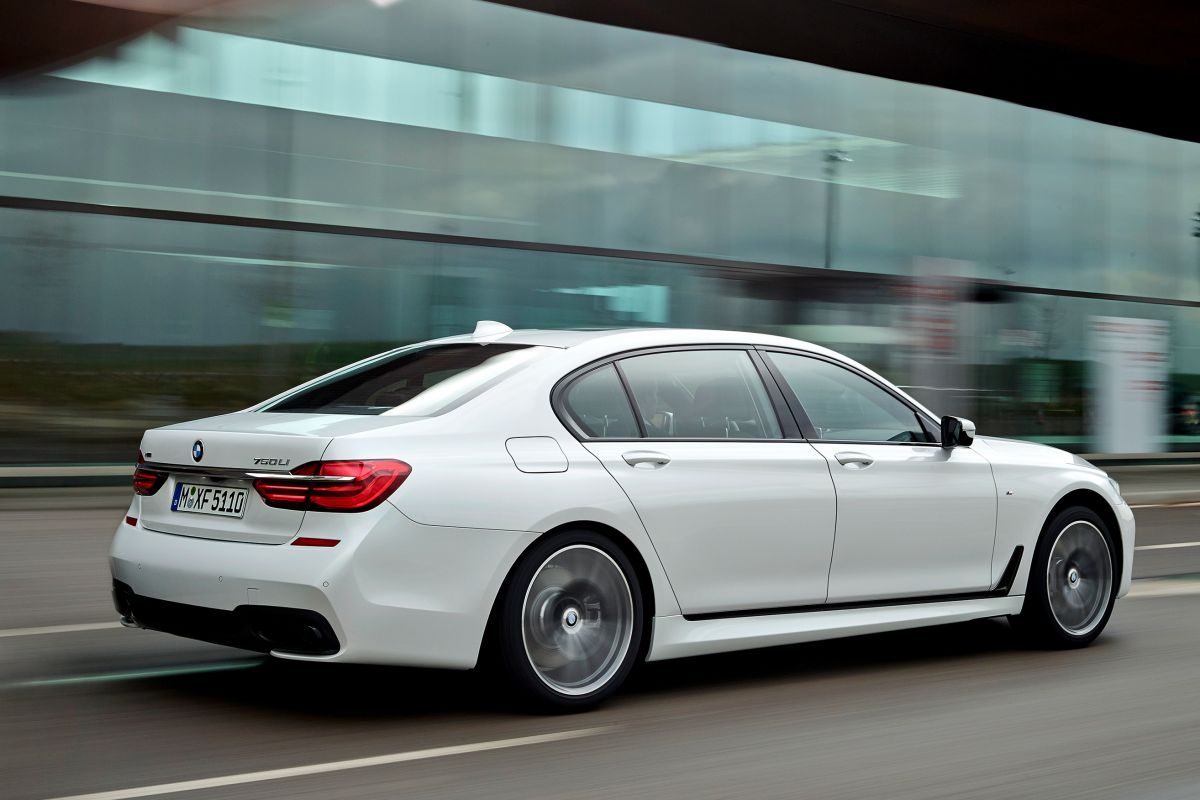 BMW 7 Series · White — image 2