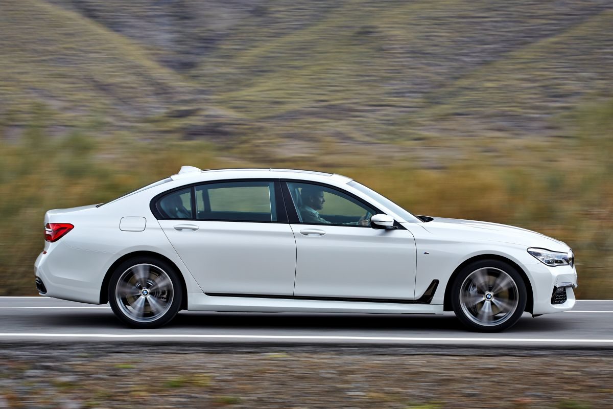 BMW 7 Series · White — image 3