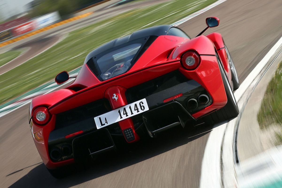 Ferrari LaFerrari · أحمر — الصورة 3