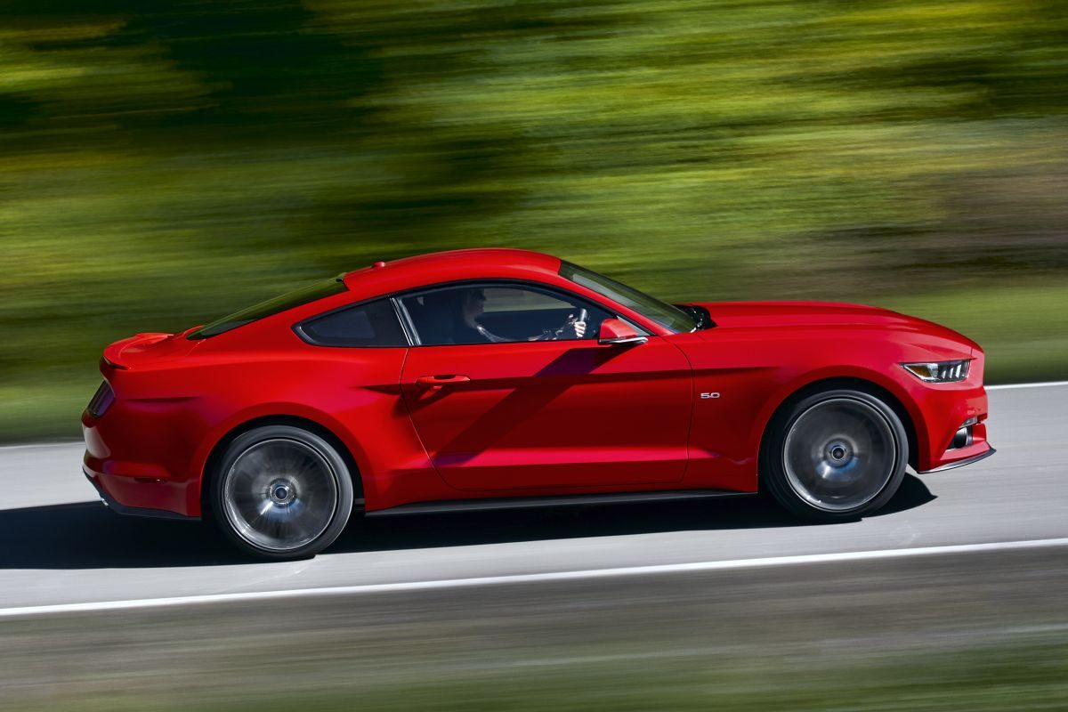 Ford Mustang Fastback · Kırmızı — görsel 4