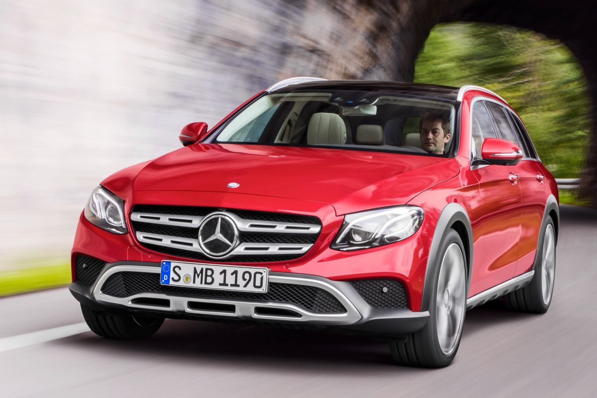 Mercedes-Benz E-Class All-Terrain · أحمر — الصورة 2
