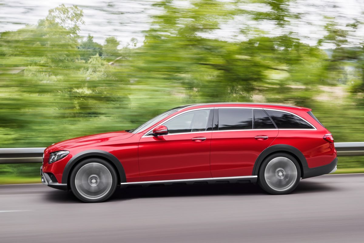 Mercedes-Benz E-Class All-Terrain · أحمر — الصورة 4