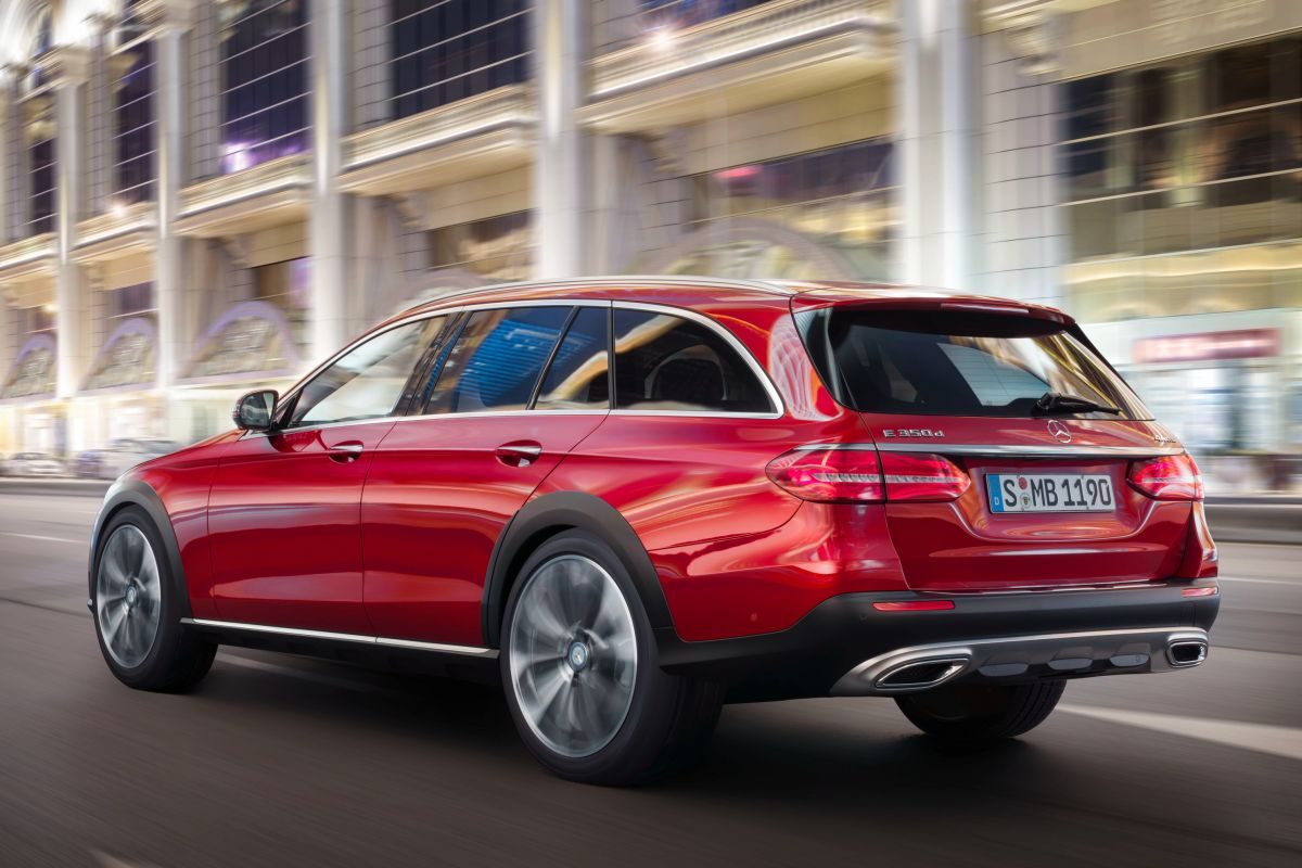 Mercedes-Benz E-Class All-Terrain · أحمر — الصورة 5