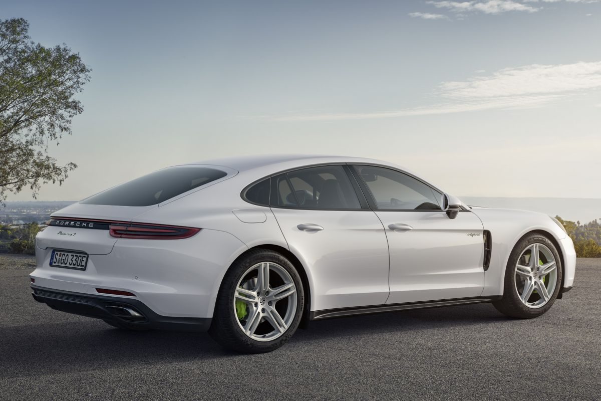 Porsche Panamera · أبيض — الصورة 2