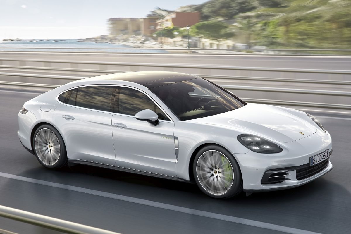 Porsche Panamera · أبيض — الصورة 3