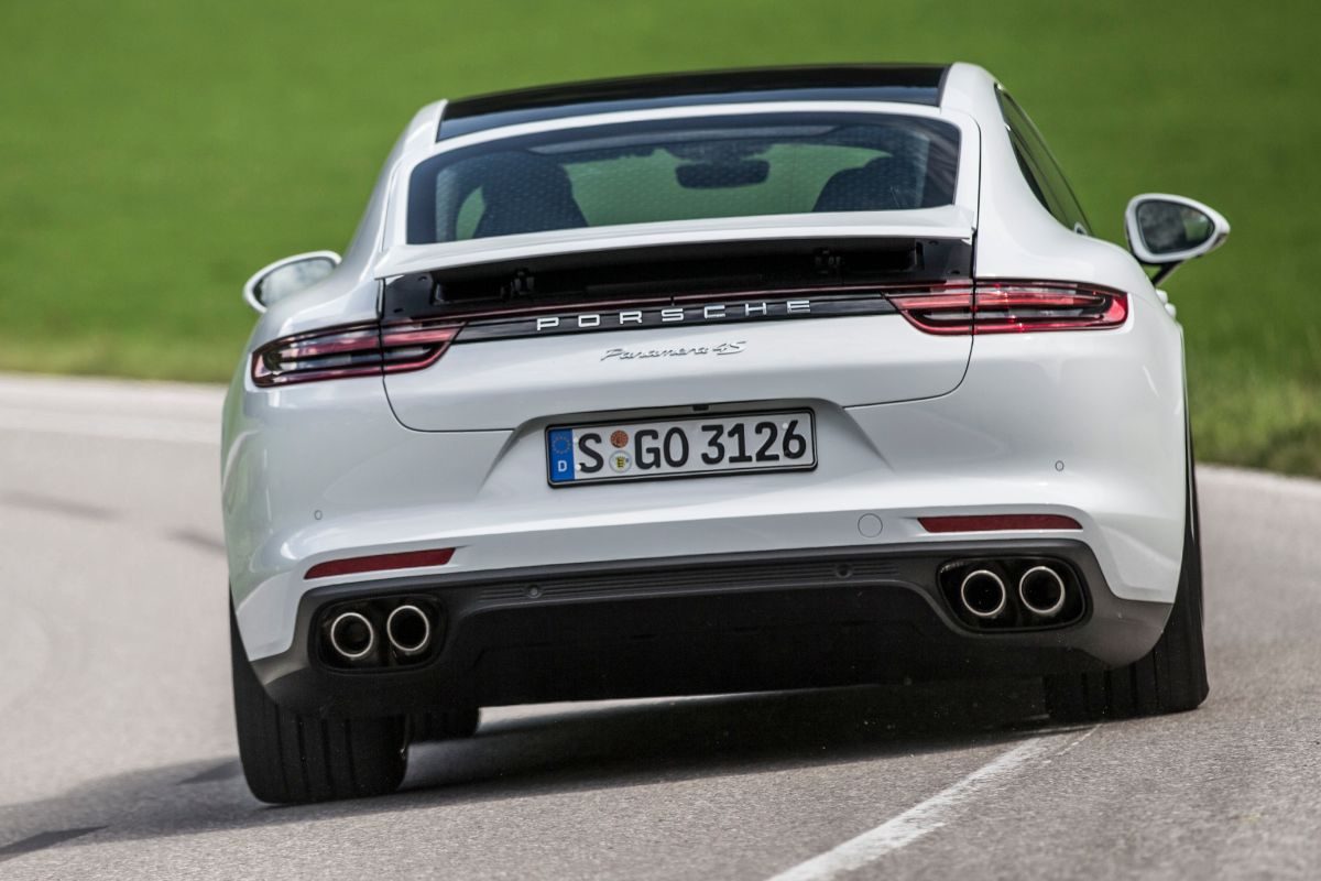 Porsche Panamera · أبيض — الصورة 5